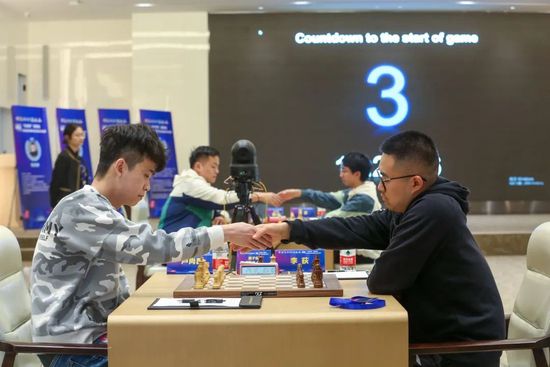 成龙说，“我常常在国内跟我的徒弟和一些武术家们说，我们的功夫一定要变！